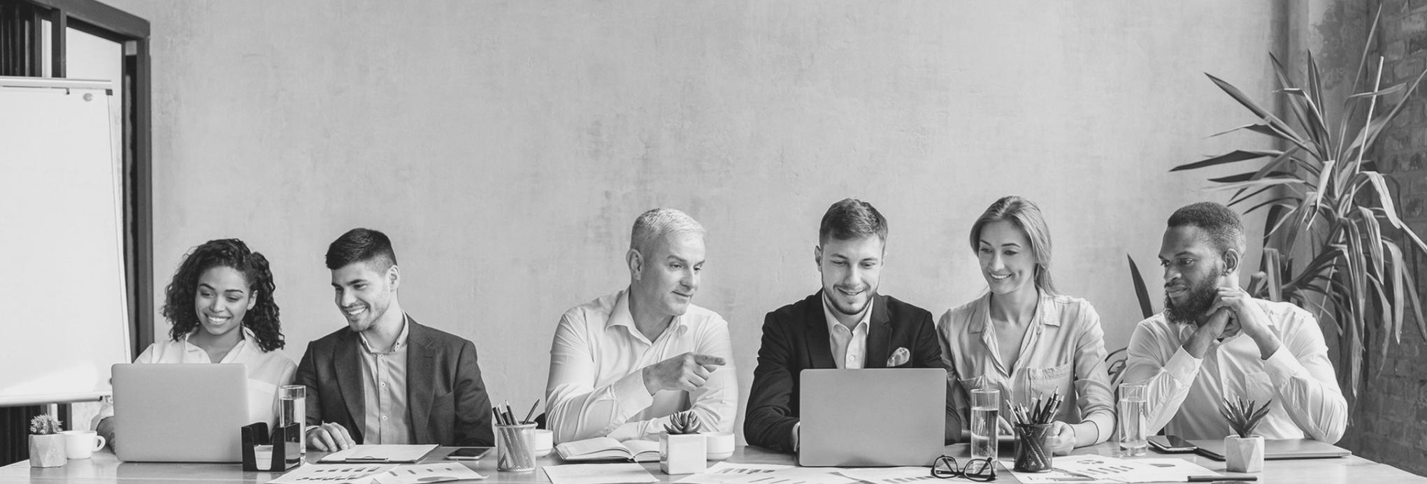 Ondernemer analyseert financiële rapportage — kritische beoordeling